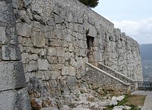 Il tratto sud delle mura dell'acropoli e la Porta Maggiore