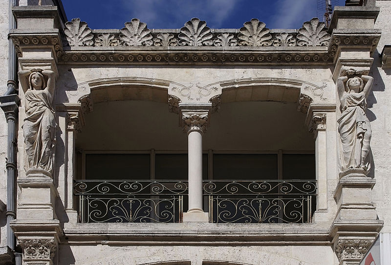 File:Angoulème Balcon&cariatides 2012.jpg