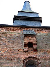 Фортификационный эркер над входом в церковь в городе Аршон