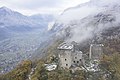 Das Castello di Arnad von Osten mit dem mittleren Aostatal im Hintergrund