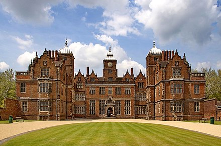 Hall england. Aston Hall Бирмингем. Англия замок Астон-Холл. Якобинский стиль замки Англии. Особняк Астон Холл.