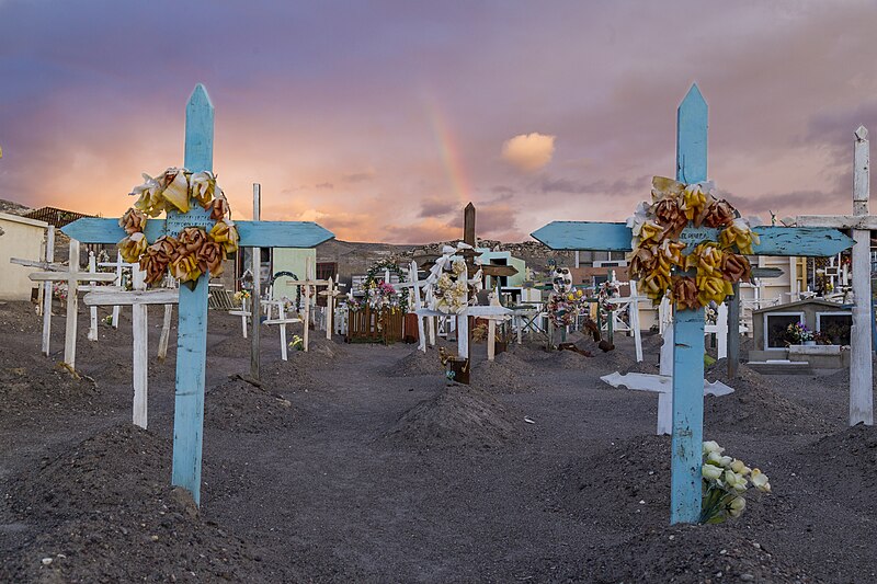 File:Atardecer en Cementerio de Chiu Chiu.jpg