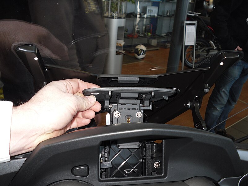 File:BMW K 1600 GT GPS Load 1.JPG