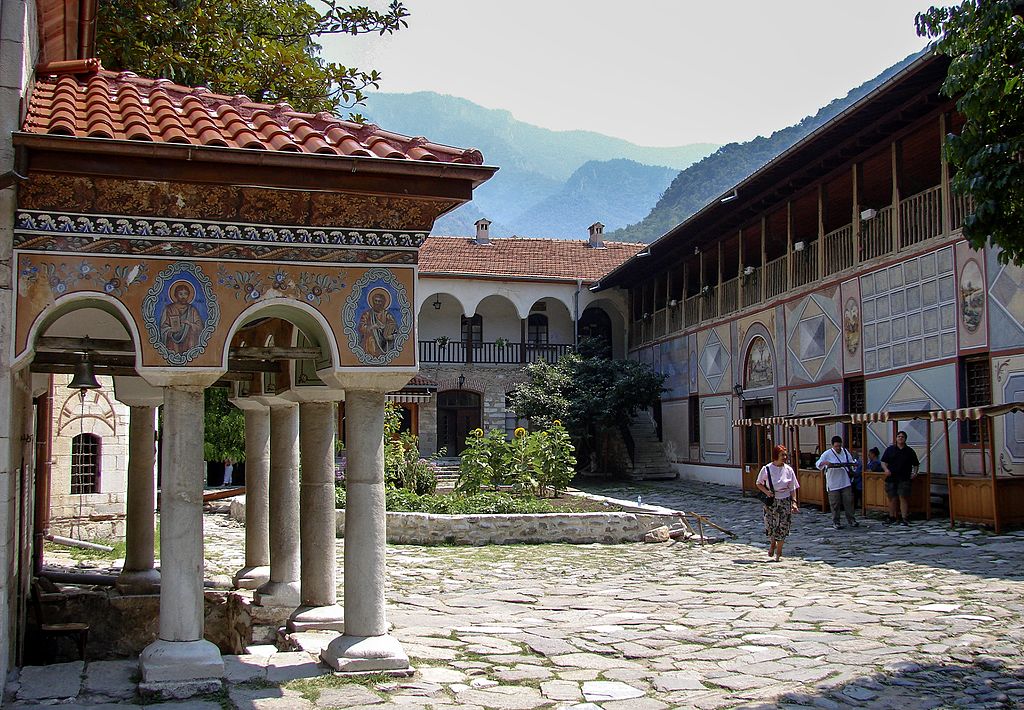 Bachkovo monastery inside3.jpg