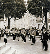 Photographie noir et blanc des sonneurs du bagad lors d'une cérémonie à Fougères