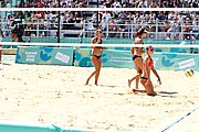 Deutsch: Beachvolleyball bei den Olympischen Jugendspielen 2018; Tag 9, 15. Oktober 2018; Mädchen, Viertelfinale: USA-Spanien 2–1 (21–19/17–21/15–9) English: Beach volleyball at the 2018 Summer Youth Olympics at 15 October 2018 – Girls Quarterfinals: USA-Spain 2–1 (21–19/17–21/15–9)