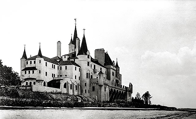 The demolished Beacon Towers estate, along with Oheka Castle, has been identified as an influence for the novel The Great Gatsby