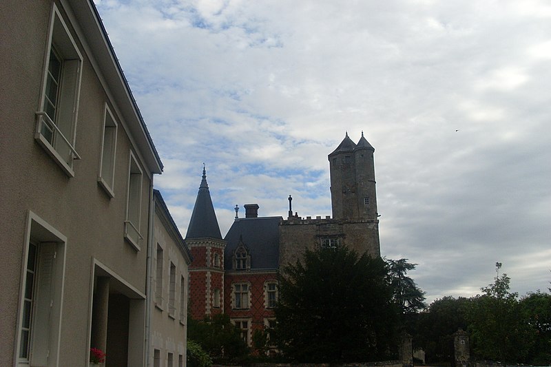 File:Beaumont-la-Ronce, Château.jpg