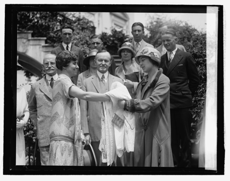 File:Berea College students present quilt, 6-3-26 LCCN2016842241.tif