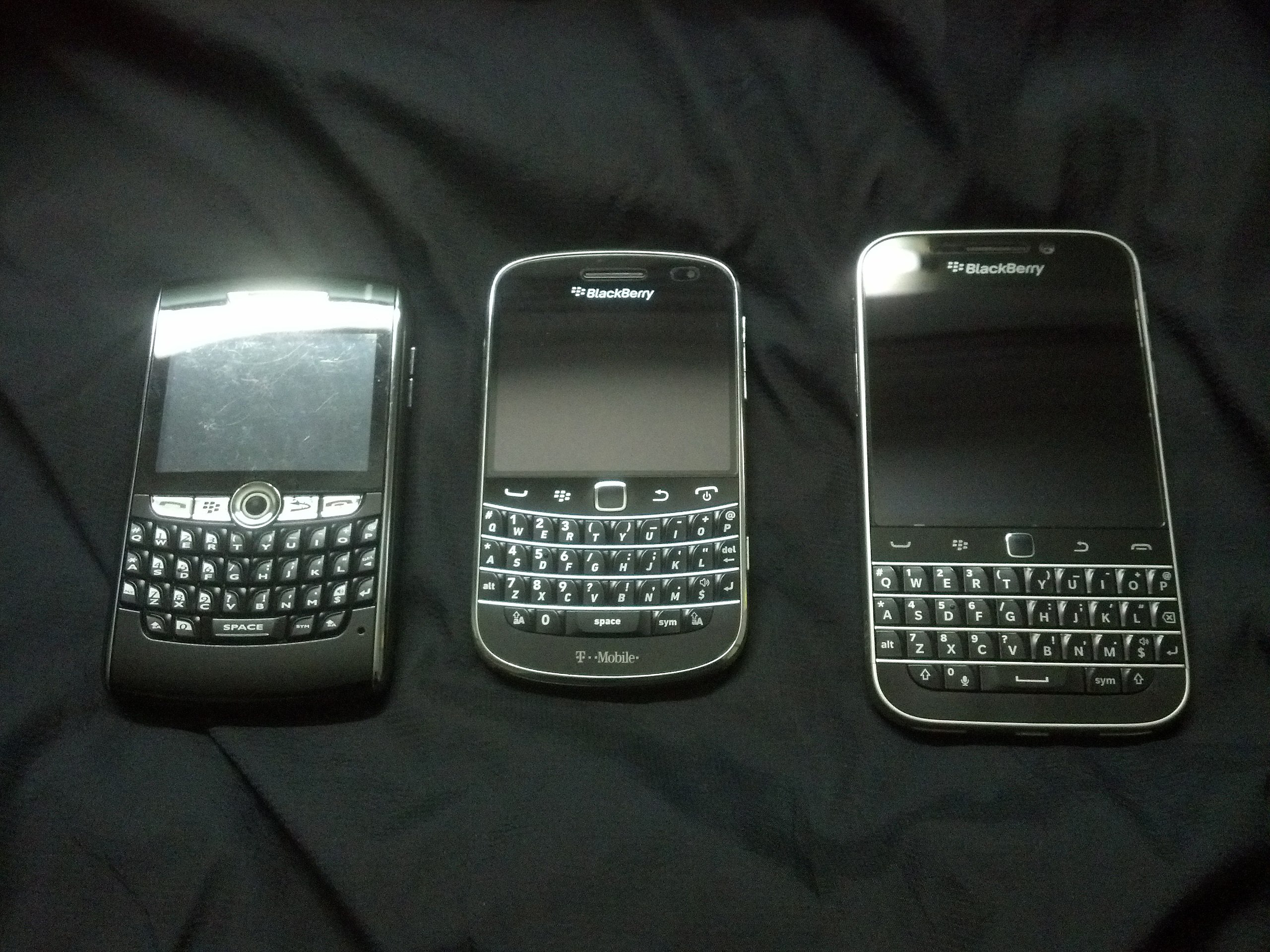 2560px-BlackBerry_8820%2C_BlackBerry_Bold_9900_and_BlackBerry_Classic.jpg