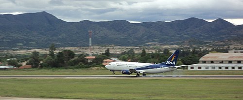 Boeing 737-300 de BoA aterrizando en el Aeropuerto Capitán Oriel Lea Plaza de Tarija.