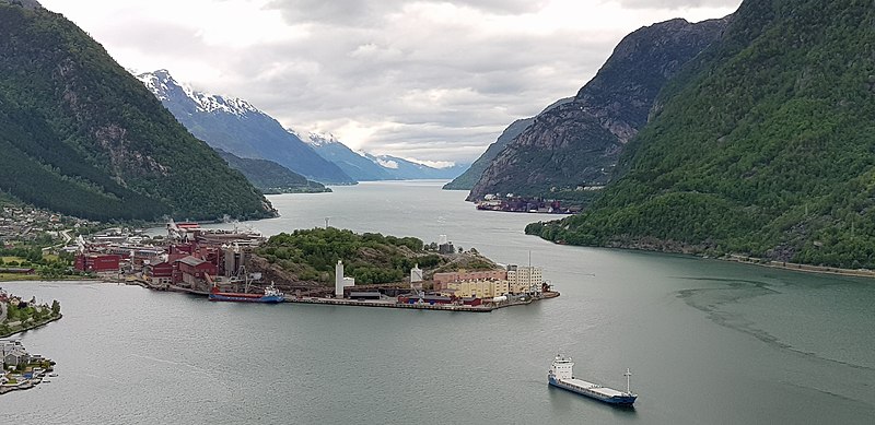 File:Boliden Odda AS i Sørfjorden..jpg