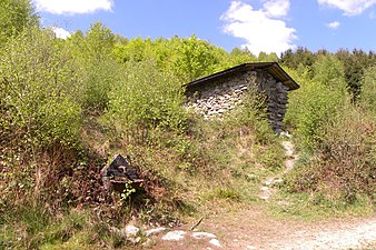 La chapelle et la source en mai 2014.