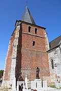 Le donjon carré en brique est construit sur le côté de la nef. Au sommet se trouve une salle de refuge à laquelle on accède depuis l'intérieur de le nef.