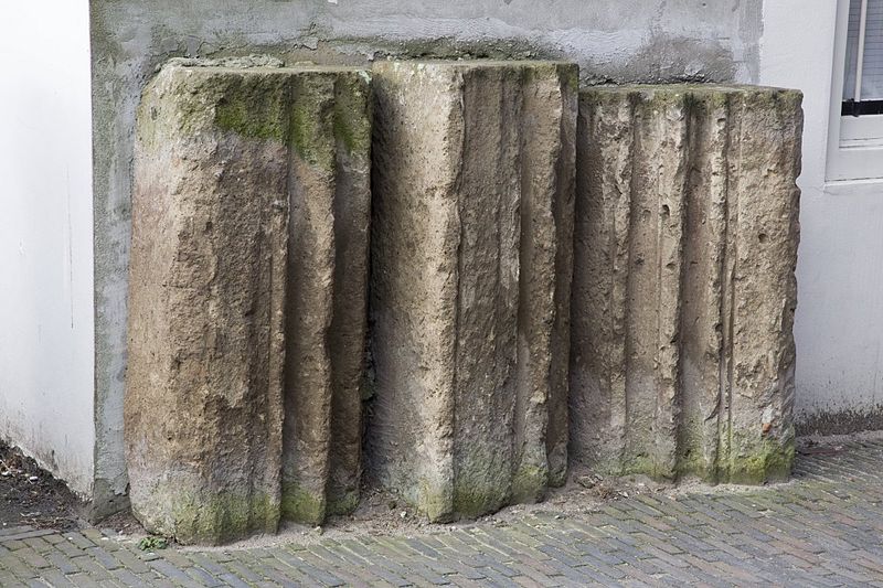 File:Bouwfragmenten, afkomstig van de Domkerk, te vinden bij de binnenplaats Flora's Hof, achter de Domtoren - Utrecht - 20416149 - RCE.jpg