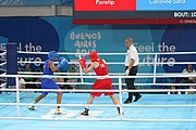 Deutsch: Boxen bei den Olympischen Jugendspielen 2018 Tag 12, 18. Oktober 2018 - Finale Leichtgewicht Mädchen – Junioren-Weltmeisterin und dreifache Juniorinnen-Europameisterin Caroline Sara DuBois (Großbritannien, blau) schlägt Juniorinnen-Asienmeisterin Porntip Buapa (Thailand, rot). English: Boxing at the 2018 Summer Youth Olympics on 18 October 2018 – Girls' lightweight Gold Medal Bout – Caroline Sara DuBois (Grat Britain, blue) wins over Porntip Buapa (Thailand, red). Español: Boxeo en los Juegos Olímpicos Juveniles de Verano de 2018 en 18 de octubre de 2018 - Combate de medalla de oro de peso ligero para niñas - Caroline Sara DuBois (Gran Bretaña, azul ) gana sobre Porntip Buapa (Tailandia, rojo).