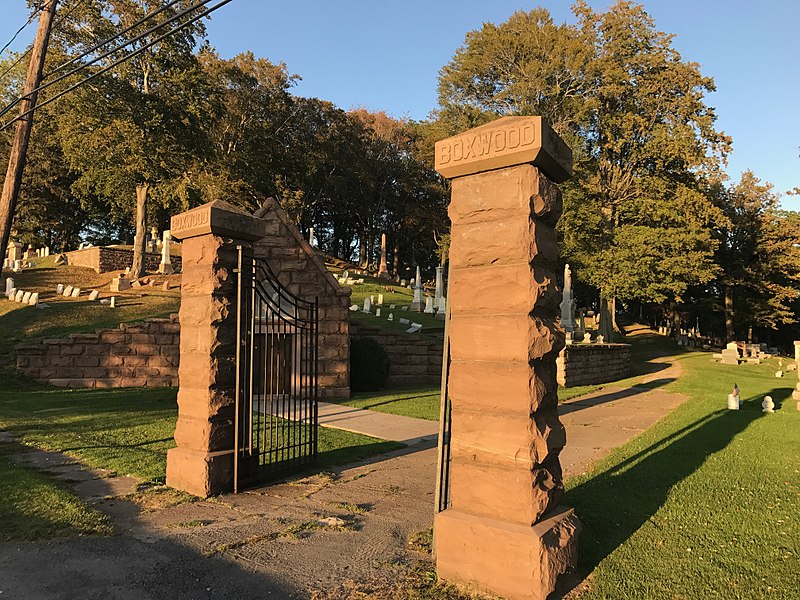 File:Boxwood Cemetery - Gates.jpg