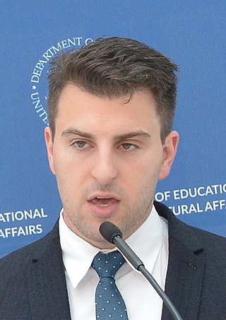 Fortune Salaire Mensuel de Brian Chesky Combien gagne t il d argent ? 11 000 000 000,00 euros mensuels