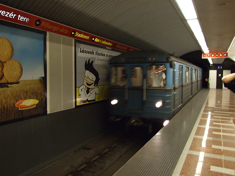 File:Budapešť, Moszkva tér, přijíždějící vlak.jpg