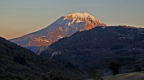 Le pic de Bugarach en hiver.