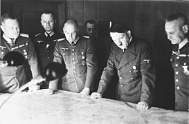 Adolf Hitler og flere av hans generaler Foto: Deutsches Bundesarchiv, Bild 146-1971-070-61 / CC-BY-SA 3.0