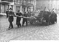 Bundesarchiv Bild 183-J31382, Berlin, Bau von Straßensperren.jpg