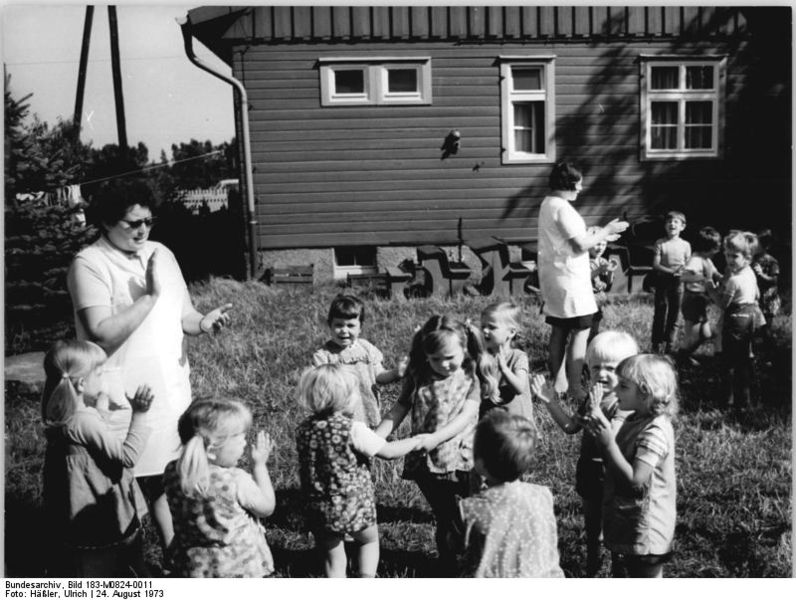 File:Bundesarchiv Bild 183-M0824-0011, Spielende Kindergartenkinder.jpg