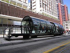 Tempat Bas Rapid Transit untuk sistem RIT di Curitiba, Brazil, yang dikenali sebagai "tubo" (tiub)