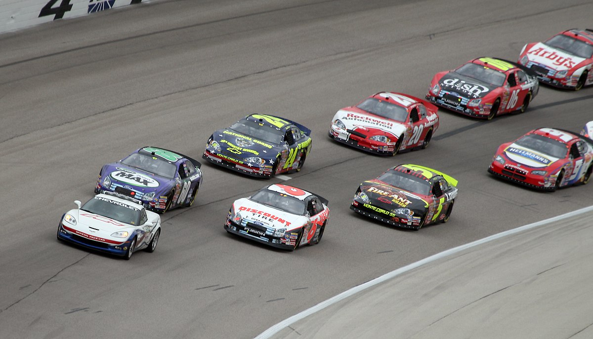 Fundo Grande Grupo De Corridas De Carros Em Uma Pista Fundo, Foto