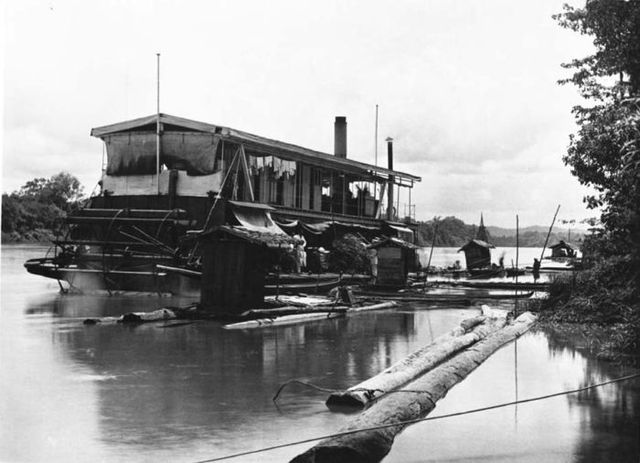 Paddle steamer Negara on the Barito River