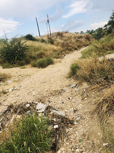 File:Cans, plastics on one side of the riverbed.jpg