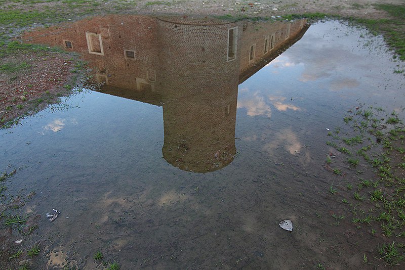 File:Castello degli AvogadroQuinto Vercellese riflesso.JPG