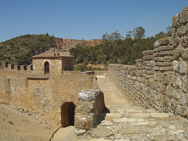 File:Castelo de Alenquer - Dec 2005.jpg