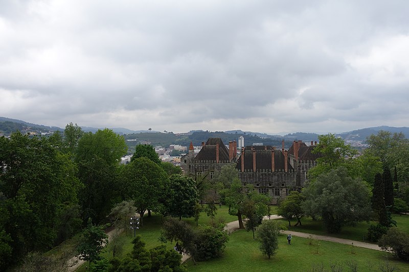 File:Castelo de Guimarães, Guimarães (41846436685).jpg