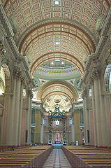 Cathédrale Marie-Reine-du-Monde intérieur.jpg