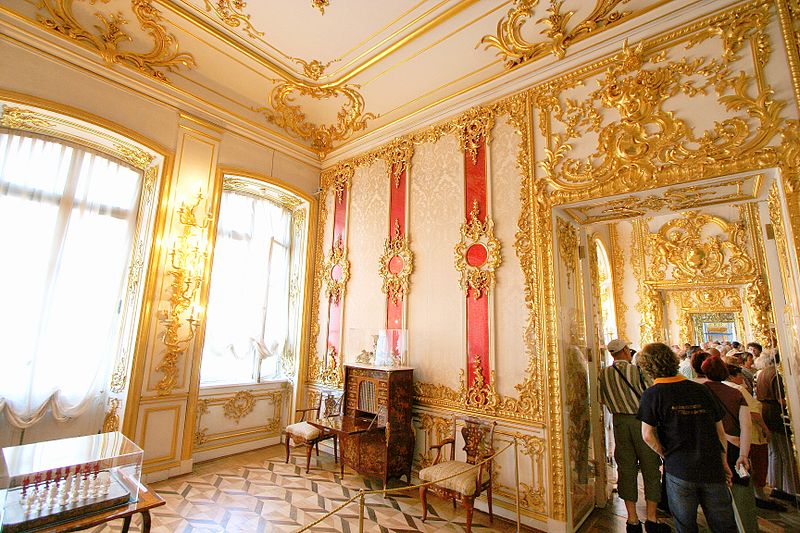 File:Catherine palace raspberry colored guestroom.jpg