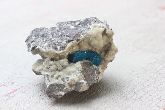 Rock composed of Cavansite - Stilbite - Heulandite minerals, original from Abanagur, Pune (Poonah), Maharashtra, India