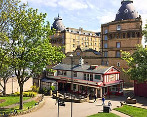 Central Tramway Company, Scarborough with the Grand Hotel visible in the background. May 2019. Central Tramway Company, Scarborough top station.jpg