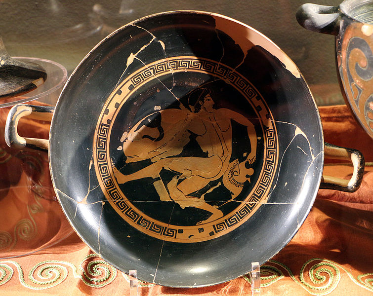 File:Ceramica attica a figure rosse, kylix con giovane guerriero, 480-470 ac ca.JPG
