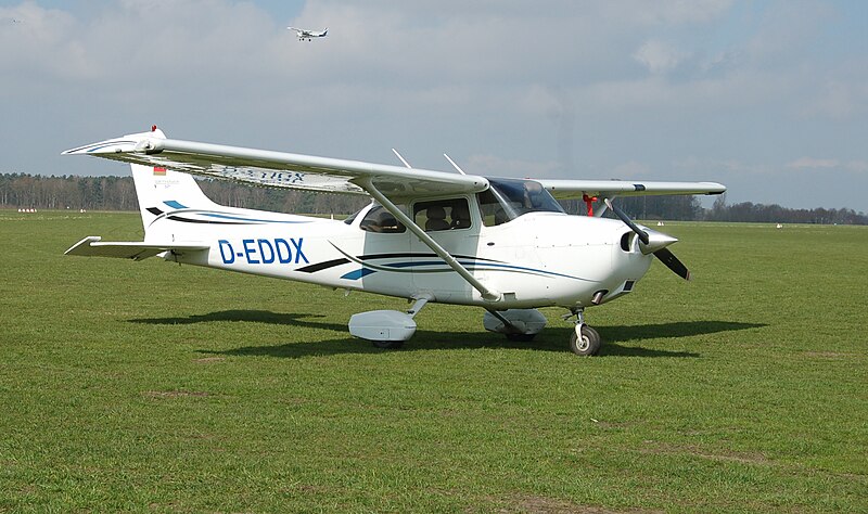 File:Cessna 172 Skyhawk (D-EDDX).jpg