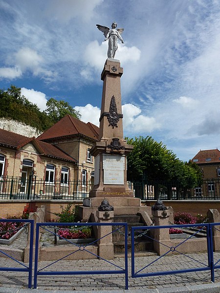 File:Château-Porcien (Ardennes) monument aux morts.JPG