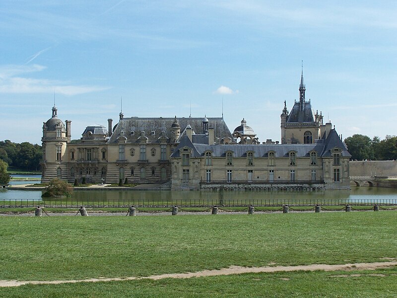 File:Château de Chantilly.JPG