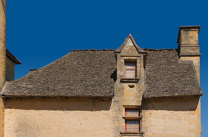 File:Château de Puymartin détails toit lauzes 8.jpg