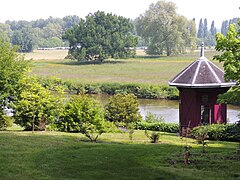 Vårhagen og den kinesisk-inspirerte paviljongen.