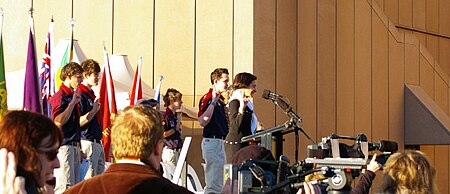 Tập_tin:Chief_Scout_and_Governor_for_NSW,_Marie_Bashir,_leads_assembled_Scouts_renewing_their_promise_at_the_Sunrise_ceremony,_Sydney_Opera_House.jpg