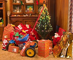 https://upload.wikimedia.org/wikipedia/commons/thumb/0/06/Christmas_Presents_for_the_Chil%3Bdren-04%2B_%28332216251%29.jpg/250px-Christmas_Presents_for_the_Chil%3Bdren-04%2B_%28332216251%29.jpg