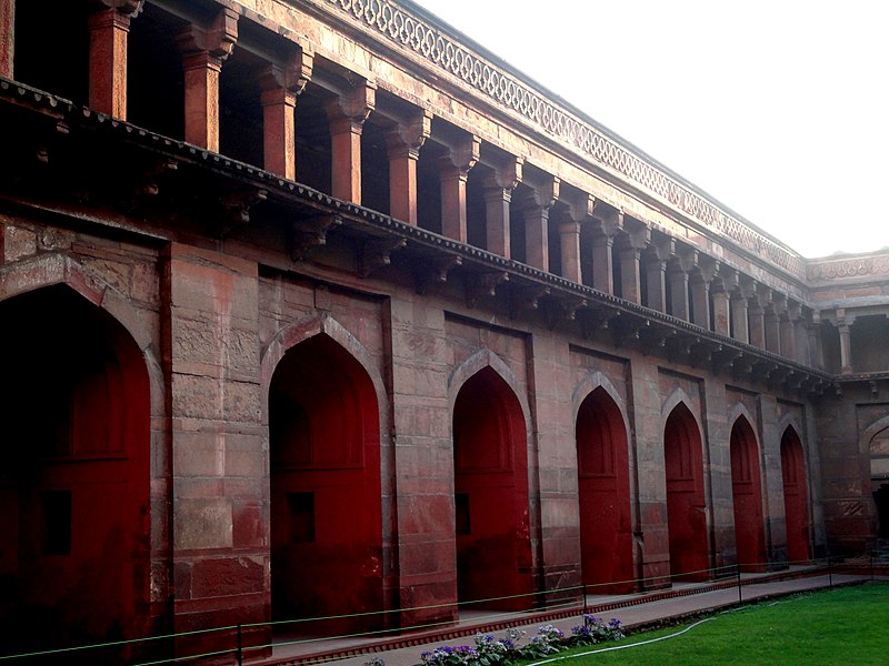File:Corridors of agra fort.jpg