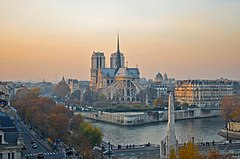 Couché de soleil sur Notre Dame, pris depuis l'Institut du Monde Arabe, Paris, France.jpg