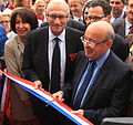 Jean Germain, maire de Tours, coupe le ruban d'inauguration du tramway de Tours, à côté de Philippe Le Breton, maire de Joué-lès-Tours.