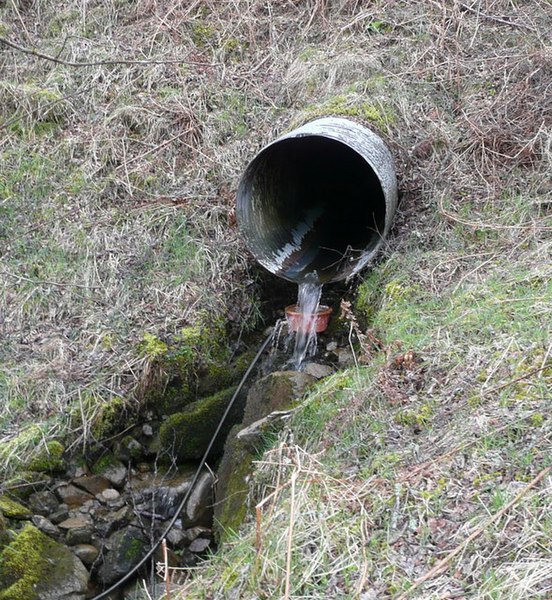 File:Culvert with pipeline - geograph.org.uk - 782253.jpg